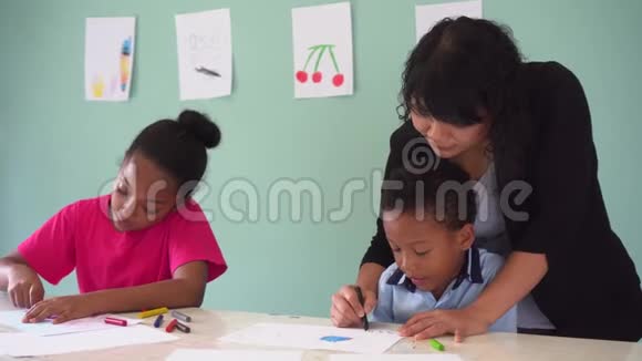 年轻教师给非裔美国儿童上艺术课教他们如何画画视频的预览图