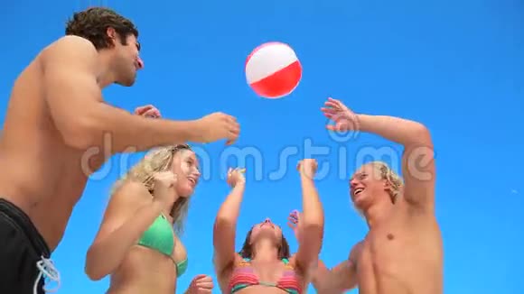 四个朋友玩充气沙滩球视频的预览图