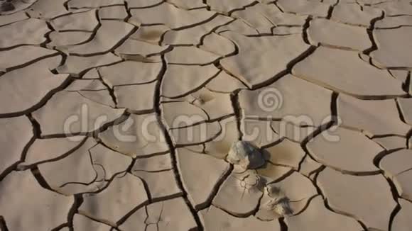 考虑到阿联酋沙漠中阳光下的干泥设计视频的预览图