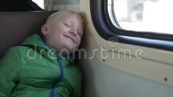 穿着秋装外套的可爱男孩乘火车视频的预览图