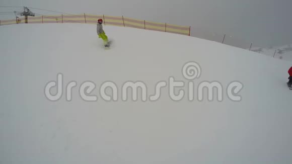 滑雪者用向前的边沿滑下山坡在雪地上打滚然后摔倒视频的预览图