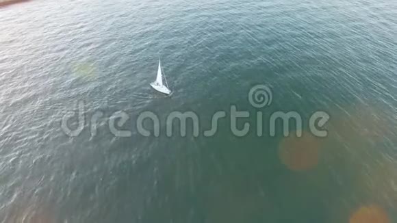 在日落时乘坐游艇穿越海浪的空中景色视频的预览图