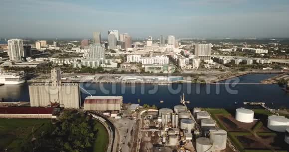 鸟瞰佛罗里达州坦帕湾市中心海港区视频的预览图