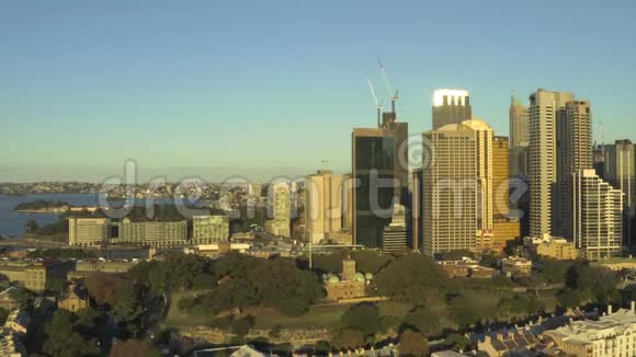 悉尼圆形码头和西部经销商的无人机航拍视频的预览图