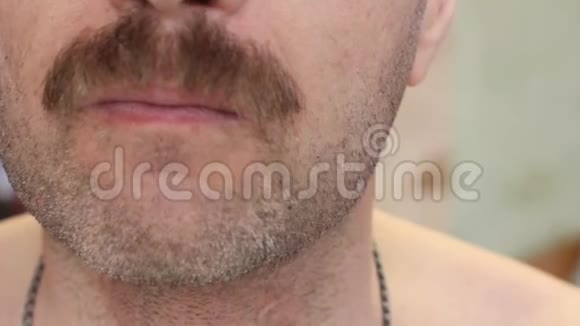 男人切胡子修剪器视频的预览图