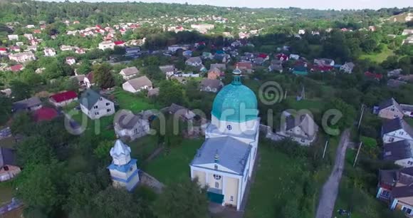 夏日基督教会城市景观古镇视频的预览图