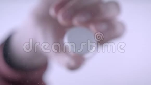 雄性手投掷医用药丸溶解在水中并有泡沫的特写镜头视频的预览图