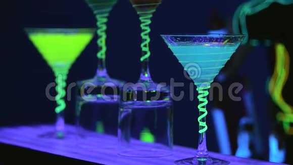 关闭鸡尾酒杯这是充满饮料和干冰在酒吧巴曼把酒精倒进玻璃杯视频的预览图