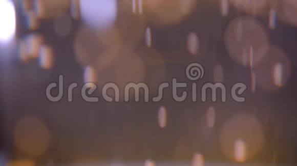 美丽的棕色尘埃气泡和bokeh背景的特写镜头视频的预览图