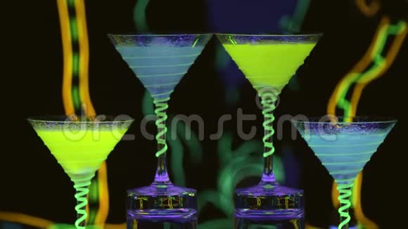 关闭鸡尾酒杯这是充满饮料和干冰在酒吧巴曼把酒精倒进玻璃杯视频的预览图