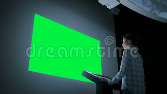 绿色屏幕色度关键概念女人看空的大墙显示器视频的预览图
