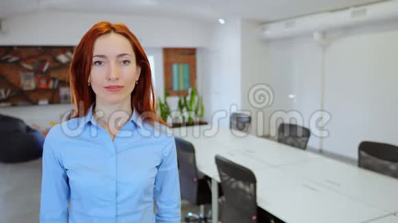 雇主在工作空间摆姿势视频的预览图