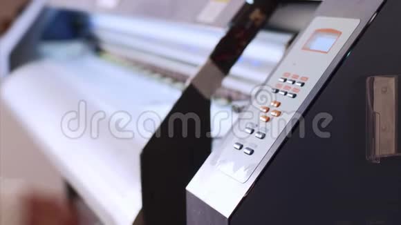 操作人员用ciss系统开启喷墨印刷机的印刷工艺视频的预览图