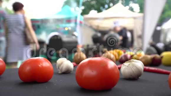 番茄大蒜和人们剪影在流行的烧烤比赛静态射击视频的预览图
