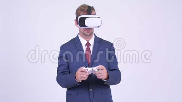 金发商人玩游戏使用虚拟现实耳机视频的预览图