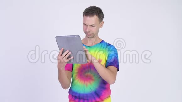 用数码平板电脑拍摄的带领带衬衫的快乐男人视频的预览图