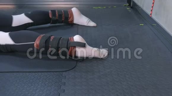 教练系好绳索固定器运动员腿准备肌筋膜伸展视频的预览图