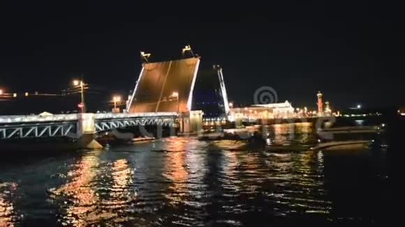河上的船在造桥后晚上视频的预览图