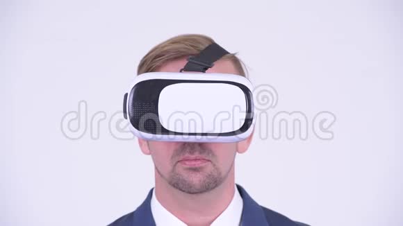 使用虚拟现实耳机拍摄金发商人头部照片视频的预览图