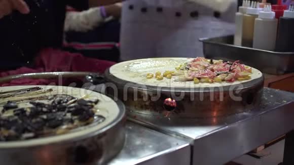泰式薄煎饼烹饪当地市场街上的食物视频的预览图