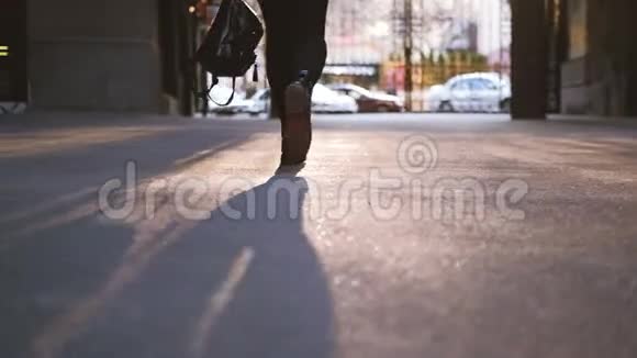穿红色格子裙的女式步行道视频的预览图