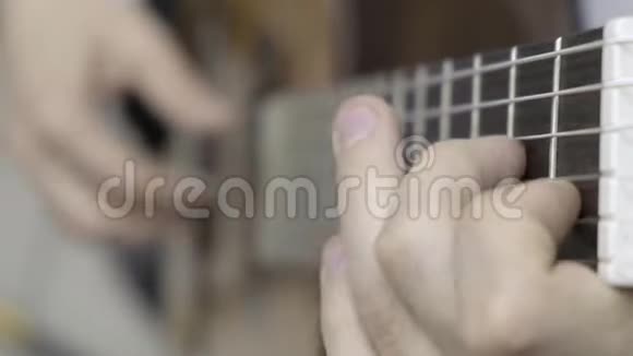 把左手弹吉他视频的预览图