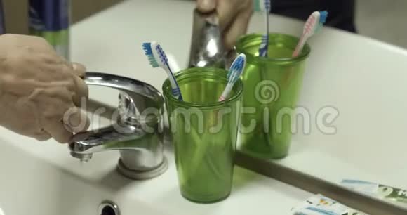 水槽上有一套牙刷视频的预览图