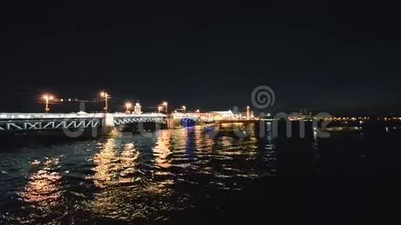 河上的船在造桥后晚上视频的预览图