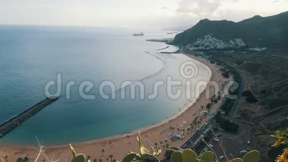 泰雷西塔斯海滩游乐场时间推移鸟瞰圣克鲁斯德特内利夫加那利群岛视频的预览图