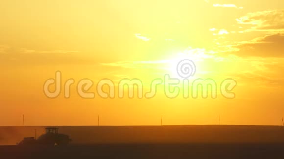 拖拉机播种种植园背景上日落的天空静态拍摄视频的预览图