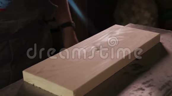 木匠用煤气燃烧器烧烤板用于发黑视频的预览图
