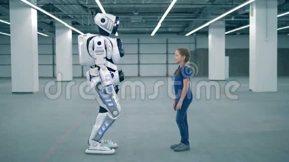 未来的概念白色机器人与女孩摸手侧视视频的预览图