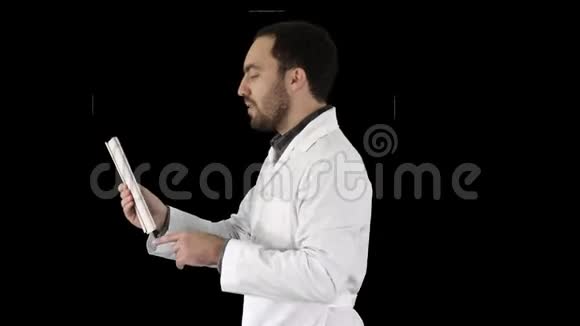 阿尔法频道平板电视上的青年医生视频聊天视频的预览图