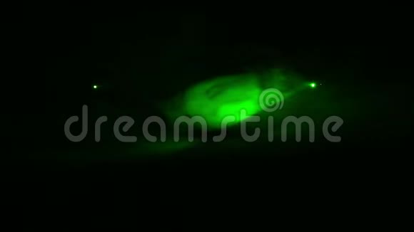 绿色光线的轮廓聚光灯在烟雾毯视频的预览图