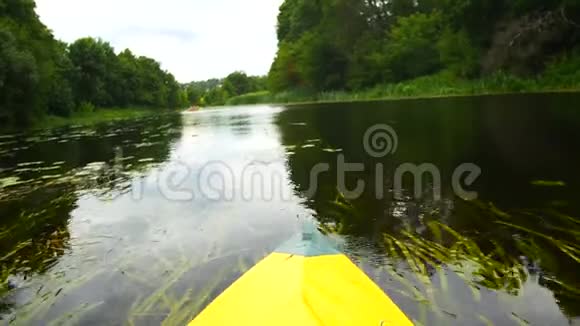 从鼻子看独木舟平静的河流视频的预览图