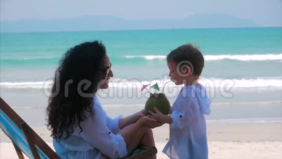 快乐的母亲吃她可爱的小椰子有宝宝在户外家庭幸福童年快乐的概念妈妈视频的预览图