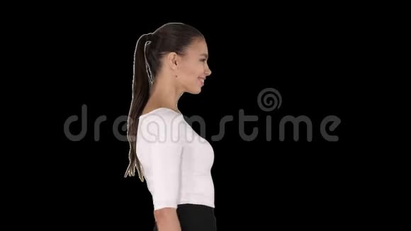 美丽优雅的西班牙商业女性走着微笑阿尔法频道视频的预览图