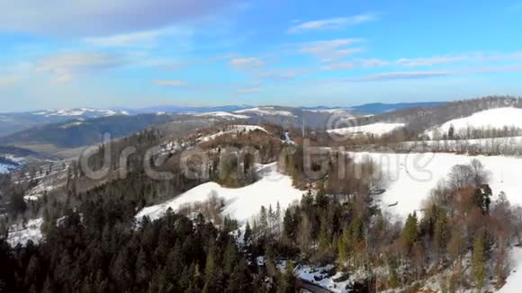 在阳光明媚的一天鸟瞰冬天美丽山脉的全景冬天的蓝天和美丽的山视频的预览图