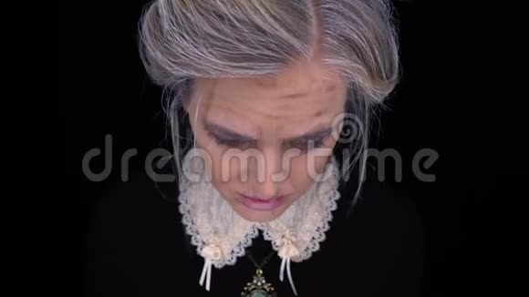 一个满脸皱纹头发灰白的可怕的奶奶紧紧地视频的预览图
