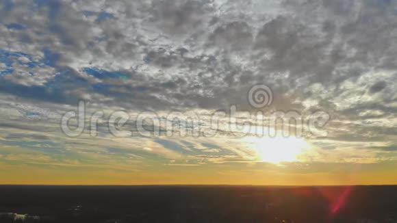 美丽的黄昏夕阳天空山峰天空全景视频的预览图