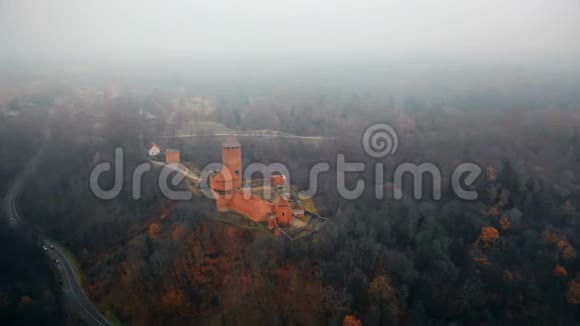 美丽的风景空中全景古图拉伊达城堡博物馆在锡古尔达拉脱维亚秋天雾林和公路视频的预览图