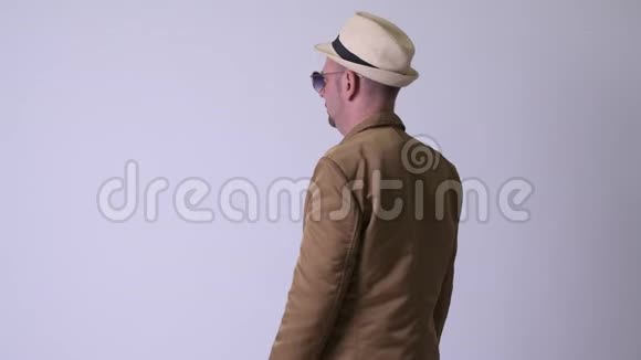带帽子和太阳镜的金发休闲商人的后视镜视频的预览图
