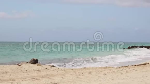 空荡荡的沙滩海浪和一艘船视频的预览图