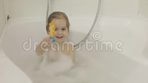 漂亮的三岁女孩洗澡把水洒到照相机里视频的预览图