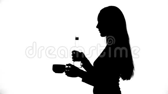 年轻饮酒女人的视频视频的预览图