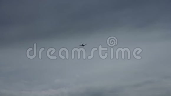 飞机在天空中飞得很高视频的预览图