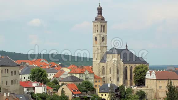 捷克波希米亚小镇上美丽的老教堂钟楼视频的预览图