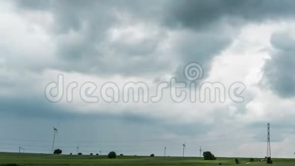 带有乌云的横向景观全景视频的预览图