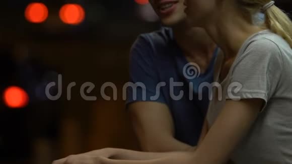 爱的情侣在户外聊天拥抱看着夜晚的城市浪漫约会视频的预览图