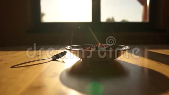 早上在阳光下的木桌上吃早餐视频的预览图